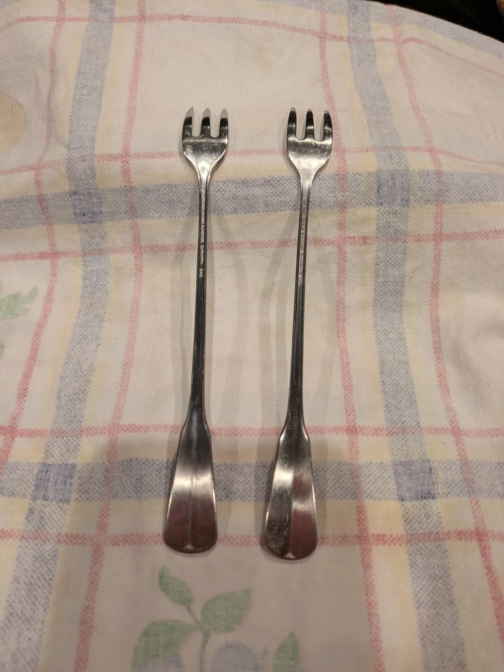 Oneida Colonial Artistry Stainless Steel Cocktail Forks - Silver (Set of 2)